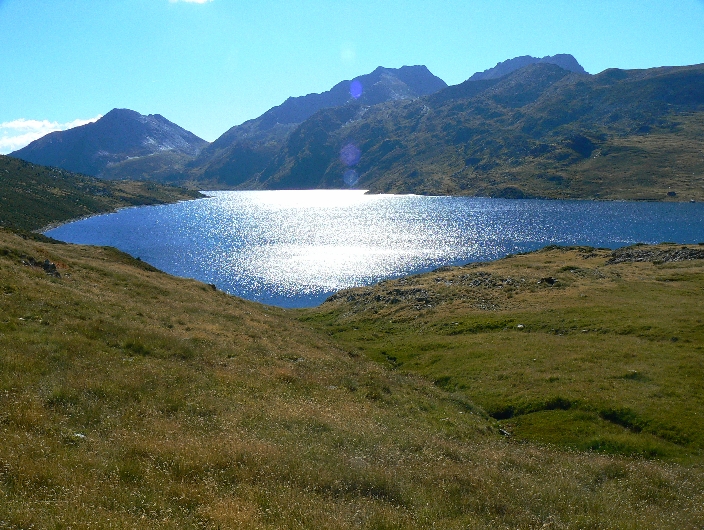 Lake_of_Lanoux_(Pyrénées-Orientales)
