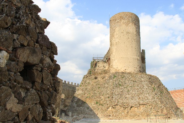 Arbúcies-Castell-de-Montsoriu-torre-mestra1